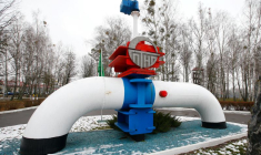 Photo d'archives d'une maquette d'un oléoduc à l'entrée de la station de pompage de pétrole de Gomel Transneft