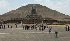Des touristes visitent le site archéologique de Teotihuacan, au Mexique, le 22 avril 2026 ( AFP / ZINA DESMAZES )