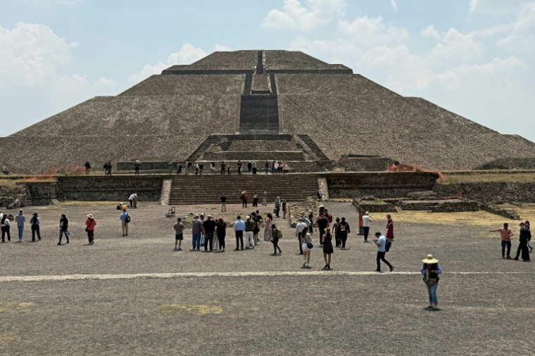 Des touristes visitent le site archéologique de Teotihuacan, au Mexique, le 22 avril 2026 ( AFP / ZINA DESMAZES )