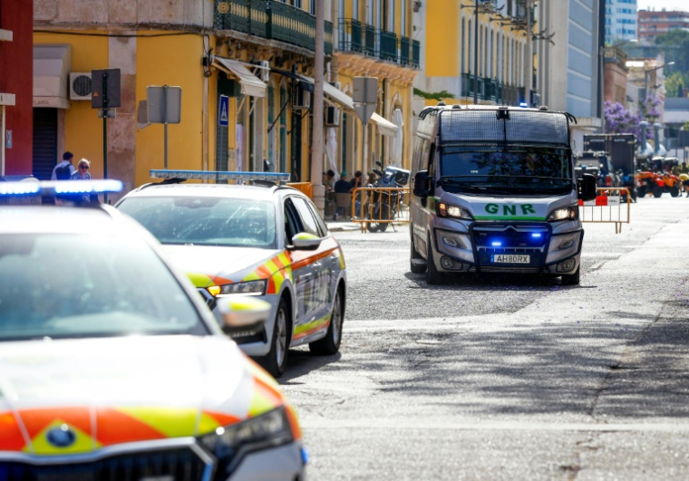 Un véhicule de la gendarmerie portugaise transportant une Française et son compagnon soupçonnés d'avoir abandonné deux enfants, arrivent au tribunal de Setúbal, le 23 mai 2026 ( AFP / FILIPE AMORIM )