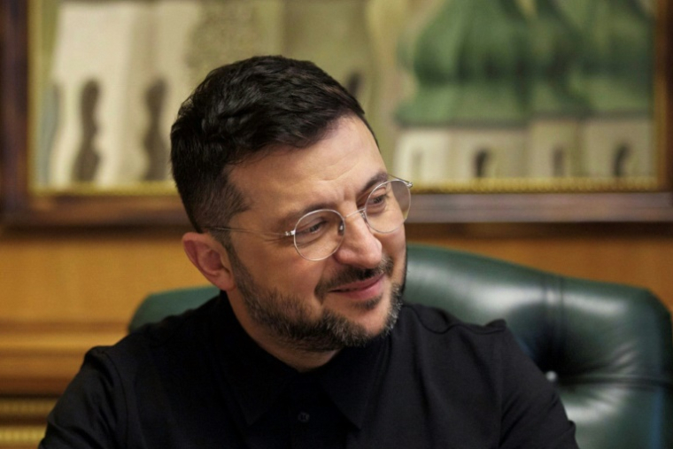 Le président ukrainien Volodymyr Zelensky, assis dans son bureau à Kiev, lors d'une conversation téléphonique avec le président américain, selon une photographie, prise et diffusée par le service de presse présidentiel ukrainien le 11 octobre 2025. ( UKRAINIAN PRESIDENTIAL PRESS SERVICE / Handout )
