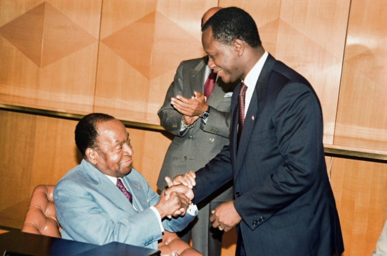 Le président ivoirien Félix Houphouët-Boigny (g) et son Premier ministre Alassane Ouattara, en juillet 1991 à Abidjan ( AFP / Issouf SANOGO )