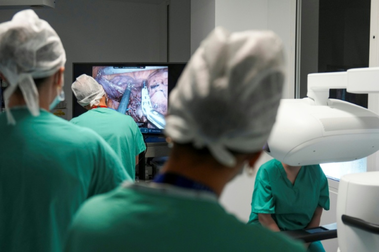 Pour un système de santé public sous pression, l'espoir est de voir les patients quitter plus rapidement l'hôpital ( AFP / CARLOS JASSO )