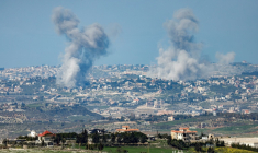 Des panaches de fumée après des bombardements israéliens dans le sud du Liban, près de la frontière entre Liban et Israël, le 3 mars 2026 ( AFP / Jalaa MAREY )