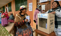 Une femme aymara se prépare à voter lors du second tour de l'élection présidentielle, à Laja, à environ 30 km à l'ouest de La Paz, le 19 octobre 2025. ( AFP / MARTIN BERNETTI )