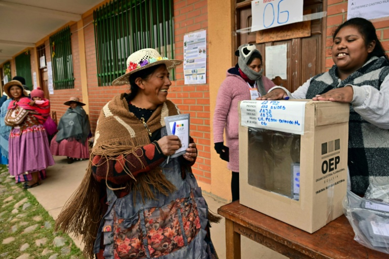 Une femme aymara se prépare à voter lors du second tour de l'élection présidentielle, à Laja, à environ 30 km à l'ouest de La Paz, le 19 octobre 2025. ( AFP / MARTIN BERNETTI )