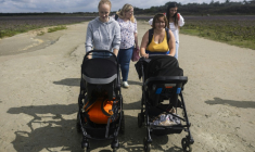 Anne-Marie Seye (à droite), 16 ans, mère d'un bébé de 6 mois, se promène avec Lou-Anne Begue, 17 ans, et son bébé de 11 mois, dans la réserve naturelle de la baie de Somme, le 30 juillet 2025 ( AFP / Sameer Al-DOUMY )