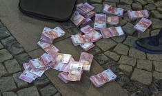 (Quelle est la règle en matière d'argent trouvé : le garder pour soi ou le restituer ? - Visuel Adobe Stock)