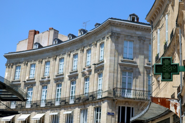 Une pharmacie affiche 30 degrés Celsius à Bordeaux le 17 juin 2026 au début d'une vague de chaleur ( AFP / ROMAIN PERROCHEAU )