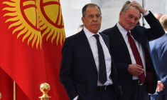Sergueï Lavrov et Dmitri Peskov à Bishkek, au Kirghizistan, le 12 octobre 2023. ( AFP / VYACHESLAV OSELEDKO )
