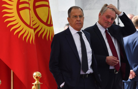 Sergueï Lavrov et Dmitri Peskov à Bishkek, au Kirghizistan, le 12 octobre 2023. ( AFP / VYACHESLAV OSELEDKO )