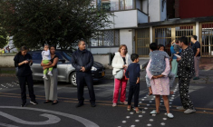 Des gens se rassemblent devant un immeuble après un tremblement de terre à Bogota
