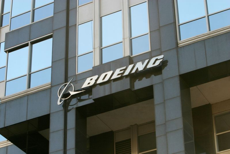 Le logo Boeing est visible sur l'immeuble du siège mondial à Chicago