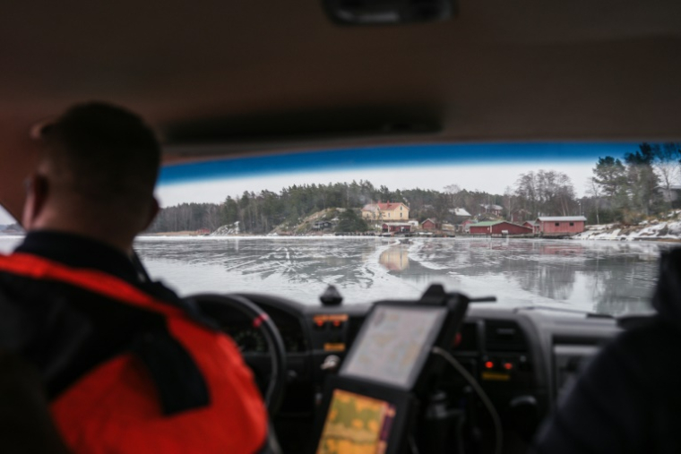 Le capitaine Jalo Sampsa conduit un aéroglisseur pour ramener des écoliers à la maison, le 3 mars 2026 à Paragas, en Finlande ( AFP / Alessandro RAMPAZZO )