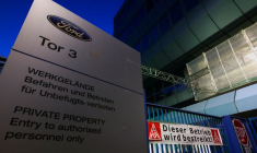 Une banderole portant l'inscription "Cette entreprise est en grève" est déployée à un portail avant le début de la grève du syndicat IG Metall dans une usine Ford à Cologne