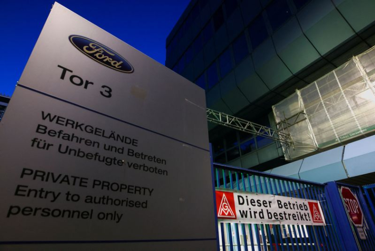 Une banderole portant l'inscription "Cette entreprise est en grève" est déployée à un portail avant le début de la grève du syndicat IG Metall dans une usine Ford à Cologne