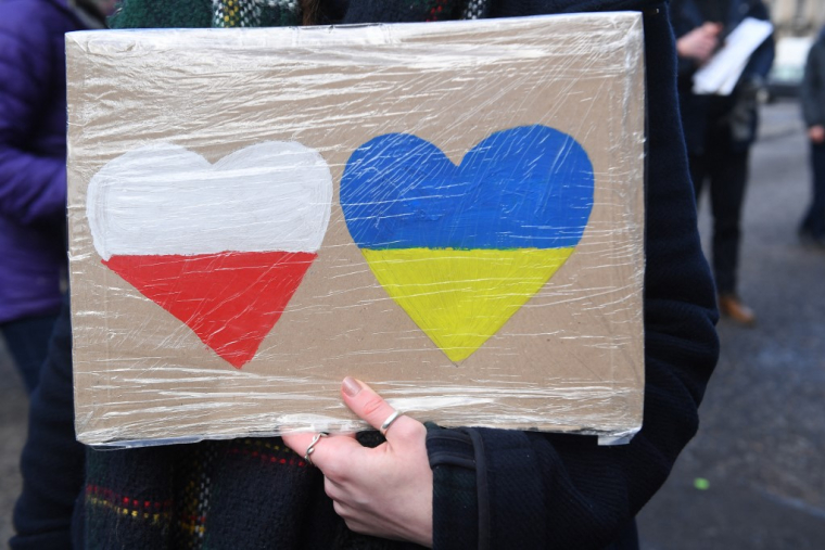 Une pancarte symboisant les drapeaux polonais et ukrainien. (illustration) ( AFP / ANDY BUCHANAN )