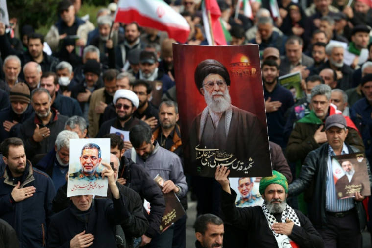 Des Iraniens lors des funérailles du porte-parole Gardiens de la Révolution, Ali-Mohammad Naïni, tué dans des frappes américano-israéliennes, le 21 mars 2026 à Téhéran  ( AFP / STR )