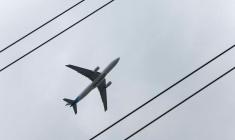 Un Airbus A330 survole des lignes électriques en France