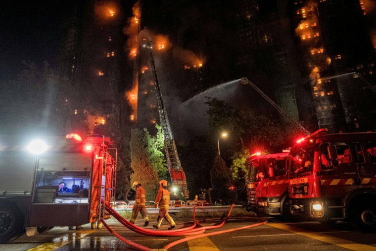 Des pompiers luttent contre un incendie qui s'est déclaré dans le complexe résidentiel Wang Fuk Court, dans le quartier de Tai Po, le 26 novembre 2025 à Hong Kong ( AFP / - )