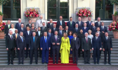Les dirigeants de l'Otan posent pour une photo de groupe avec la famille royale néerlandaise