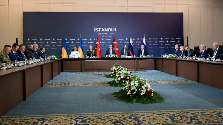 Le ministre turc des Affaires étrangères, Hakan Fidan (c), à la tête de la délégation turque, ouvre le troisième cycle de négociations entre la Russie (d) et l'Ukraine (g) au palais Ciragan à Istanbul, le 23 juillet 2025 ( AFP / Ozan KOSE )