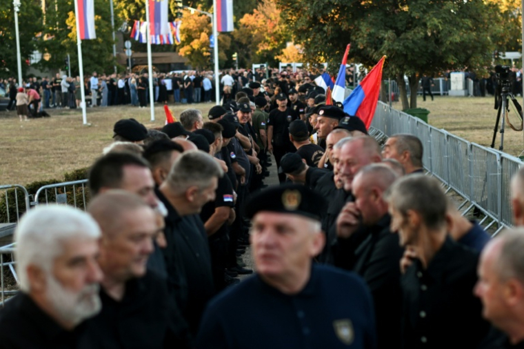 Une foule fait la queue devant l'église Saint-Luka où est exposé le cercueil de l'ex-chef militaire des Serbes de Bosnie, Ratko Mladic, le 7 septembre 2026 à Belgrade, en Serbie ( AFP / OLIVER BUNIC )