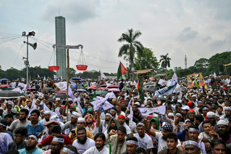 Des partisans du principal parti islamiste du Bangladesh, le Jamaat-e-Islami, rassemblés à Dacca pour réclamer notamment la représentation proportionnelle au Parlement à quelques mois des élections, le 19 juillet 2025 ( AFP / MUNIR UZ ZAMAN )