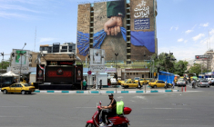 Une affiche géante représentant le détroit d'Ormuz avec une inscription en persan "À jamais dans la main de l'Iran", place Vanak à Téhéran, le 6 mai 2026 ( AFP / - )