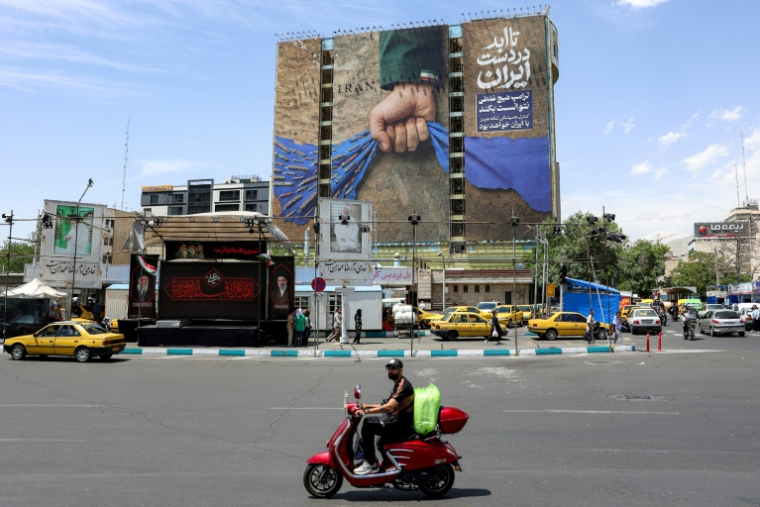Une affiche géante représentant le détroit d'Ormuz avec une inscription en persan "À jamais dans la main de l'Iran", place Vanak à Téhéran, le 6 mai 2026 ( AFP / - )