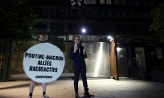 Un militant de l'ONG Greenpeace pose à côté de la statue en cire d'Emmanuel Macron le 3 juin 2025 devant le siège d'EDF à Paris ( AFP / Xavier GALIANA )