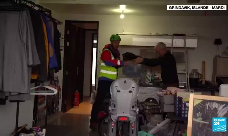 Volcan en Islande : les habitants d'une ville évacuée récupèrent leurs biens
