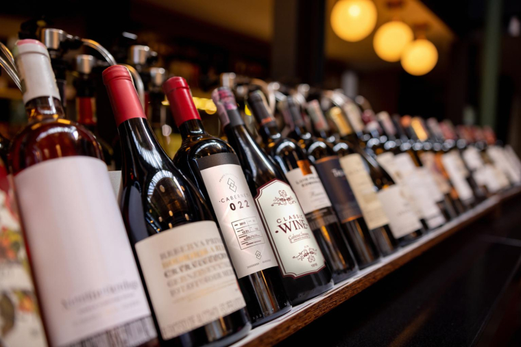 Investir dans le vin avant les fêtes: enchères et salons offrent de belles occasions. Comment choisir les bouteilles et repérer les bonnes affaires à saisir? ( crédit photo : Getty Images )