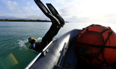 Un plongeur s'immerge dans les eaux du lac Issyk-Koul, le 23 septembre 2026 près de  Torou-Aïguyr, au Kirghizstan ( AFP / Vyacheslav OSELEDKO )