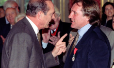 Le président français Jacques Chirac remet la médaille de la Légion d'honneur à Gérard Depardieu, star du cinéma français, à Paris
