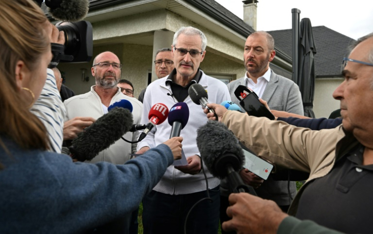 Le représentant des victimes de Bétharram, Alain Esquerre (C), répond aux questions de journalistes, le 14 mai 2025 à Bordères (Pyrénées-Atlantiques) ( AFP / Gaizka IROZ )