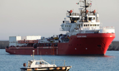 Le navire de sauvetage Ocean Viking arrive avec des migrants secourus à Porto Empedocle, en Sicile