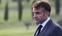 Le président français Emmanuel Macron regarde après une photo de famille le jour du sommet euro-méditerranéen