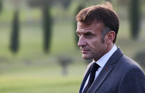 Le président français Emmanuel Macron regarde après une photo de famille le jour du sommet euro-méditerranéen
