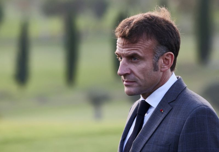 Le président français Emmanuel Macron regarde après une photo de famille le jour du sommet euro-méditerranéen