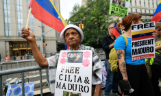 Des manifestants brandissent des pancartes en soutien à Nicolas Maduro et à son épouse Cilia Flores, à l'extérieur d'un tribunal de New York où le président vénézuélien déchu doit comparaître, le 22 juillet 2026  ( AFP / TIMOTHY A. CLARY )