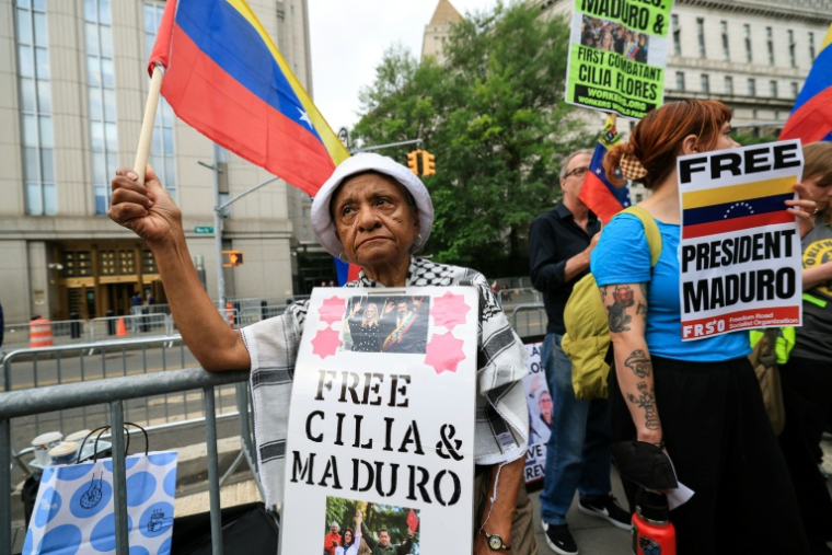 Des manifestants brandissent des pancartes en soutien à Nicolas Maduro et à son épouse Cilia Flores, à l'extérieur d'un tribunal de New York où le président vénézuélien déchu doit comparaître, le 22 juillet 2026  ( AFP / TIMOTHY A. CLARY )