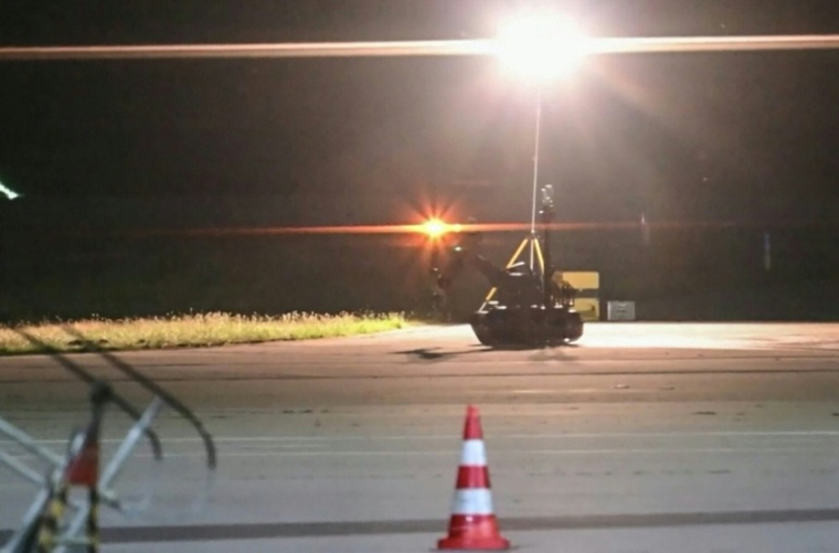 Un robot démineur intervient à l'aéroport allemand de Leipzig-Halle, le 5 août 2026 (extrait d'une vidéo de News5) ( NEWS5 / - )