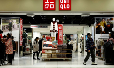 Des clients regardent les vêtements dans un magasin Uniqlo, de la chaîne Fast Retailing, à Tokyo