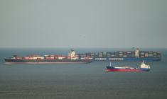 Un navire du transporteur chinois COSCO en attente de traversée du canal de Panama le 13 mars 2026 ( AFP / MARTIN BERNETTI )