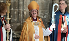 La nouvelle archevêque de Canterbury, Sarah Mullally, sourit après sa cérémonie d'intronisation à la cathédrale de Canterbury, dans le sud-est de l'Angleterre, le 25 mars 2026 ( POOL / Stefan Rousseau )