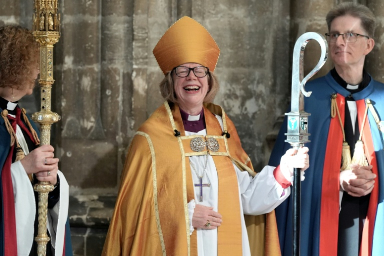 La nouvelle archevêque de Canterbury, Sarah Mullally, sourit après sa cérémonie d'intronisation à la cathédrale de Canterbury, dans le sud-est de l'Angleterre, le 25 mars 2026 ( POOL / Stefan Rousseau )
