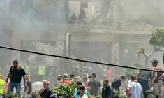 Des habitants recherchent des survivants sur le site d'une frappe aérienne israélienne qui a ciblé un bâtiment dans la banlieue sud de Beyrouth, le 14 juin 2026 au Liban ( AFP / Ibrahim AMRO )