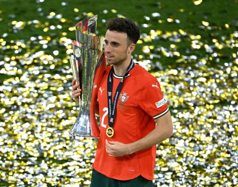 Le Portugais Diogo Jota célèbre avec le trophée après avoir remporté la Ligue des Nations