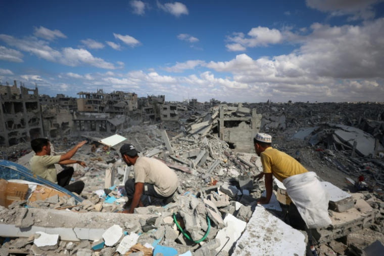 Des Palestiniens fouillent les décombres d'immeubles détruits par des bombardements israéliens à Khan Younès, dans le sud de la bande de Gaza, le 12 octobre 2025 ( AFP / Omar AL-QATTAA )